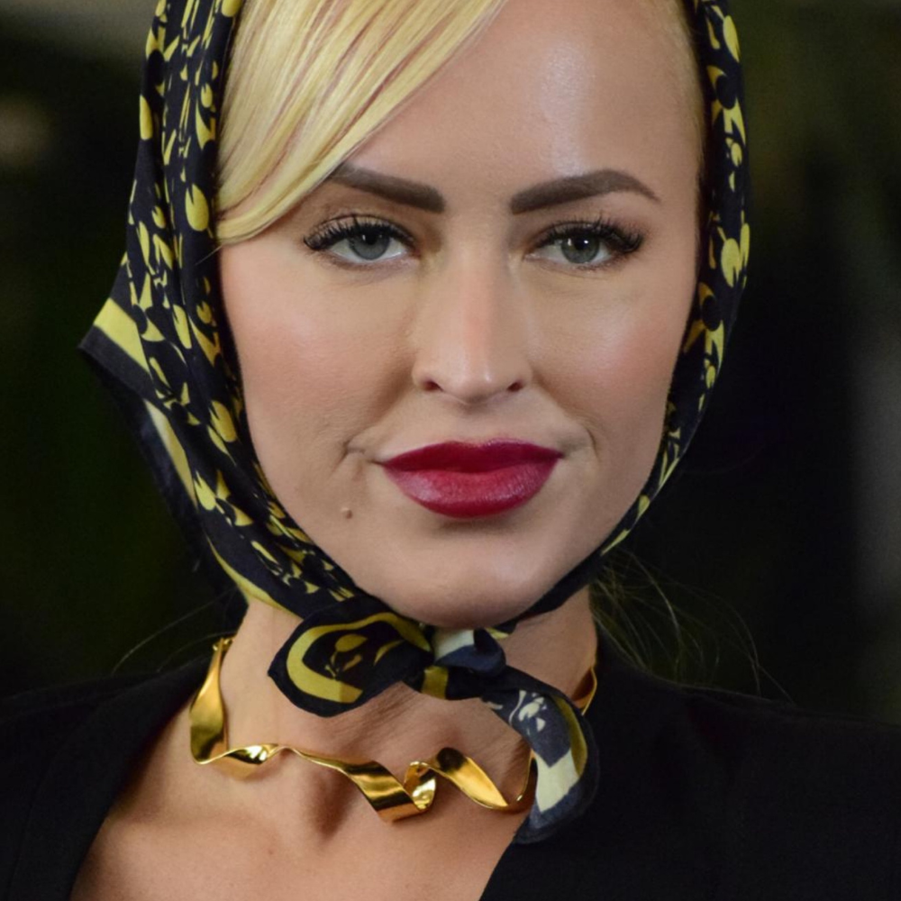 Woman wearing a Gold plated choker necklace